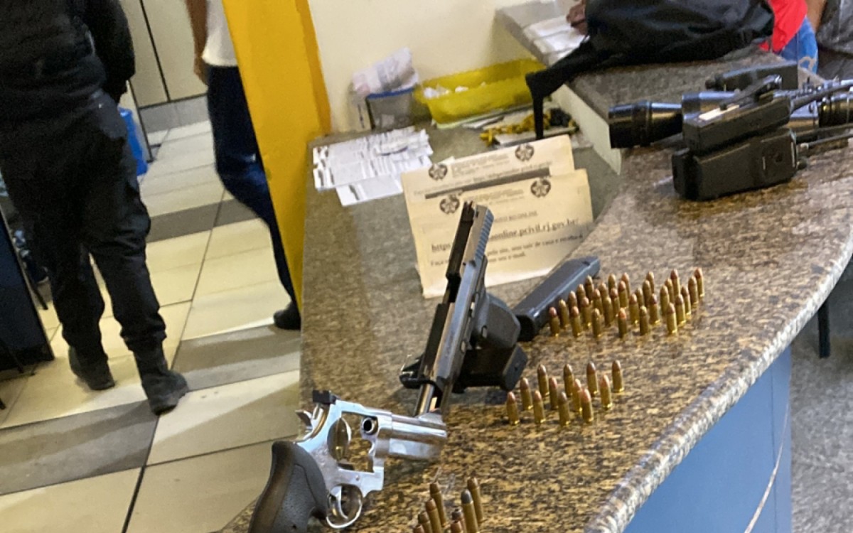 Polícia apreendeu farto material bélico de grupo paramilitar que atua na região de Nova Iguaçu, na Baixada Fluminense - Divulgação / Portal dos Procurados