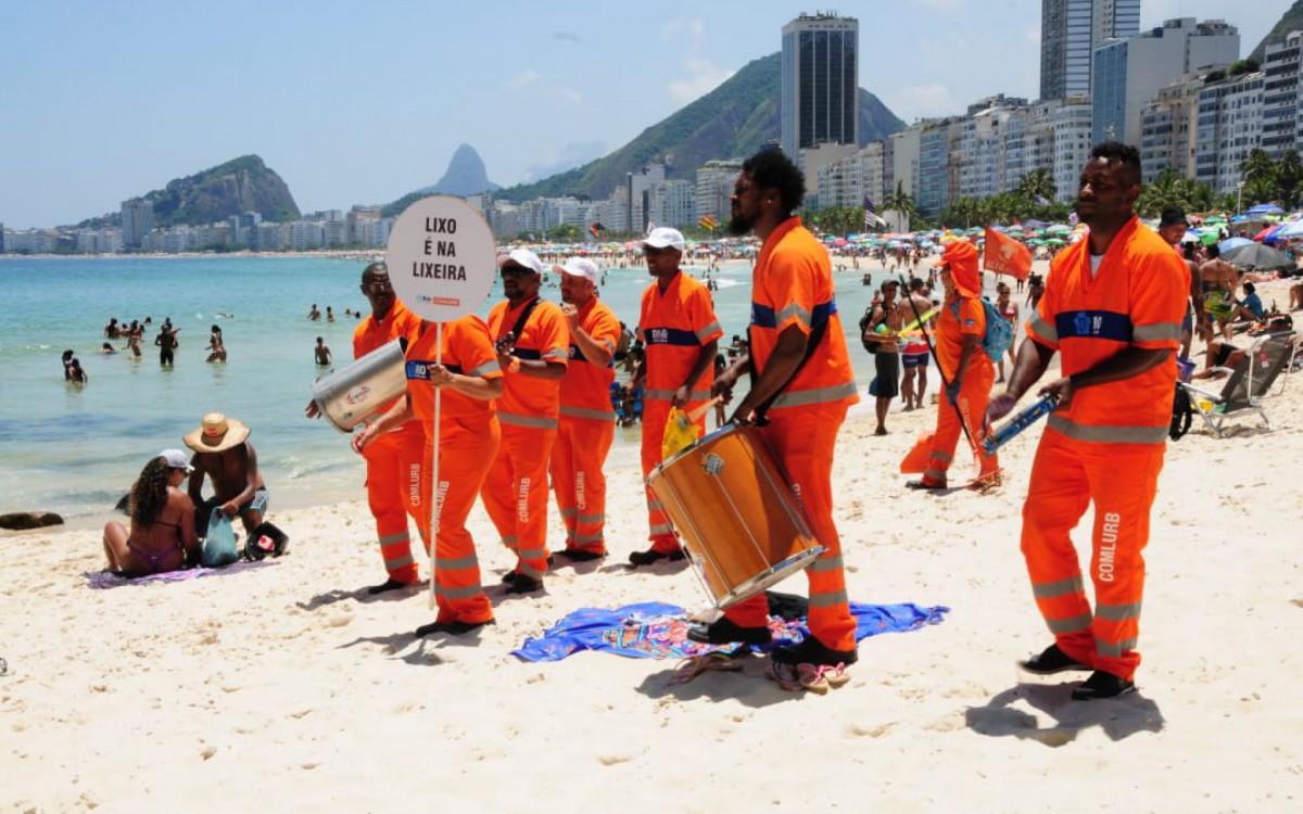 O grupo de pagode Chegando de Surpresa, formado por garis, usa a m&uacute;sica para informar banhistas sobre a import&acirc;ncia do descarte correto