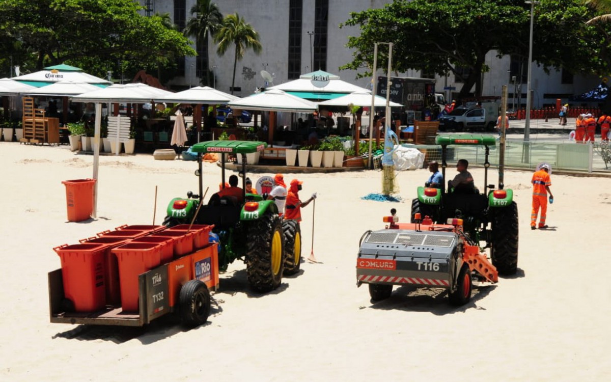 Efetivo da Comlurb foi ampliado e turnos aumentados para atender a demanda de trabalho nos fins de semana do ver&atilde;o.
