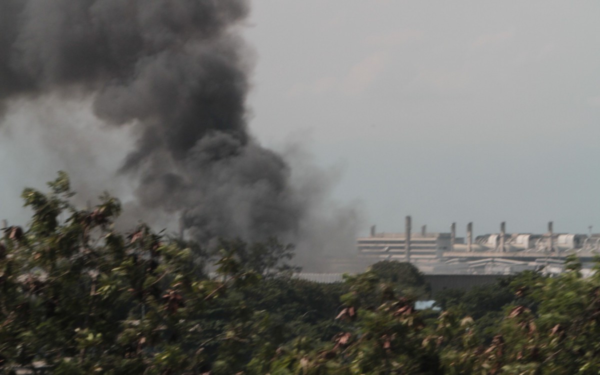 Incêndio no Aeroporto do Galeão, nesta quarta-feira (18).  - Marcos Porto/Agencia O Dia