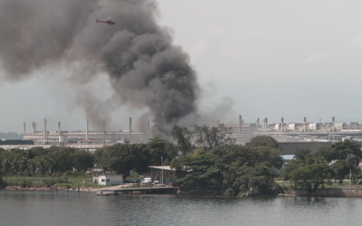 Incêndio no Aeroporto do Galeão, nesta quarta-feira (18).  - Marcos Porto