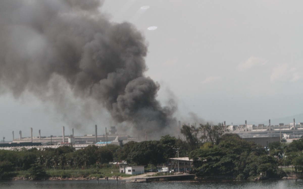 Incêndio no Aeroporto do Galeão, nesta quarta-feira (18).  - Marcos Porto/Agencia O Dia