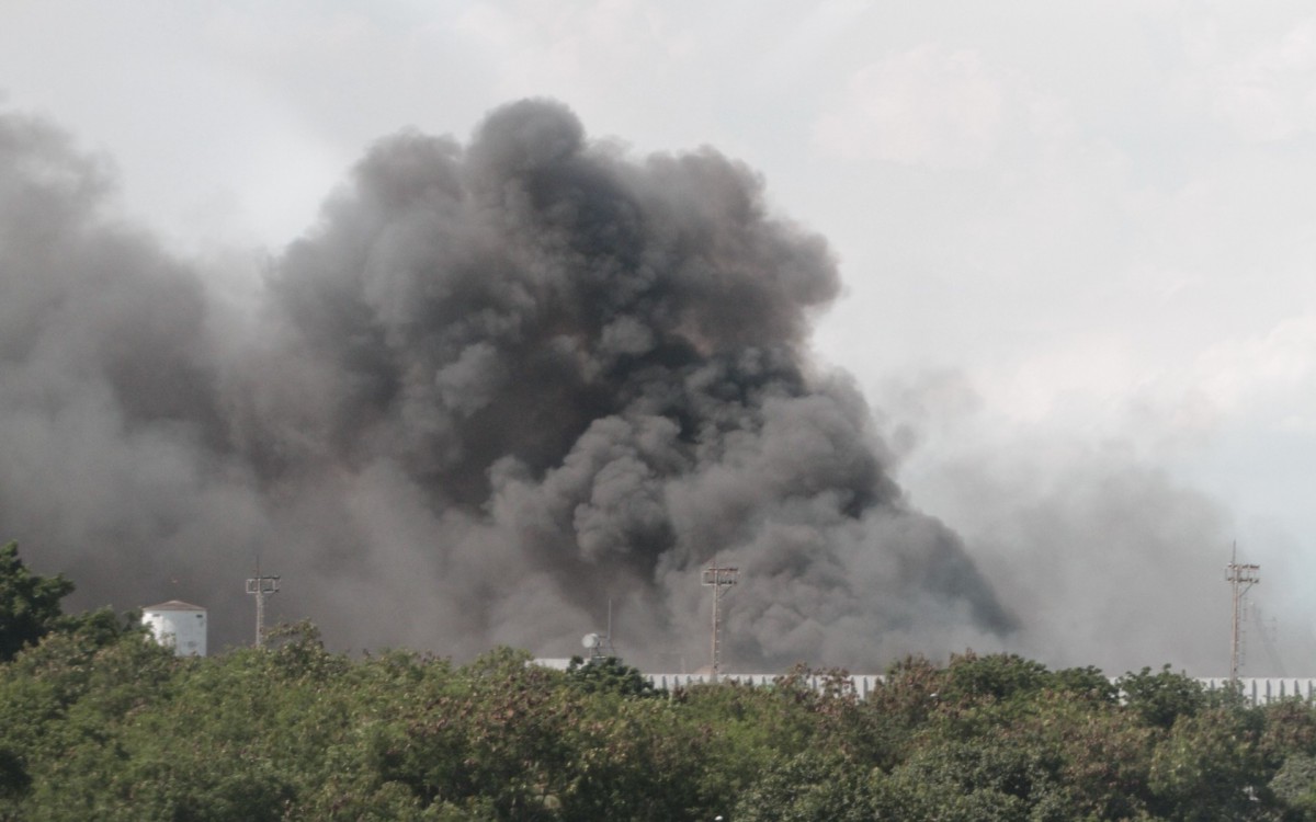 Incêndio no Aeroporto do Galeão, nesta quarta-feira (18).  - Marcos Porto/Agencia O Dia