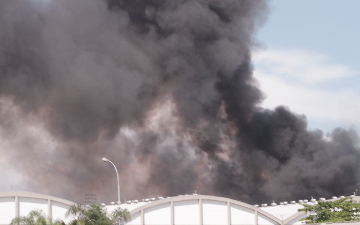 Incêndio no Aeroporto do Galeão, nesta quarta-feira (18).  - Marcos Porto/Agencia O Dia