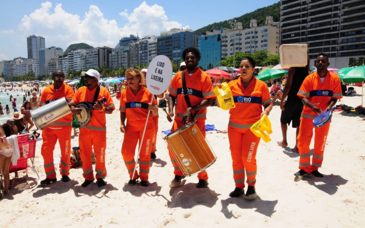 O grupo de pagode Chegando de Surpresa, formado por garis, usa a m&uacute;sica para informar banhistas sobre a import&acirc;ncia do descarte correto