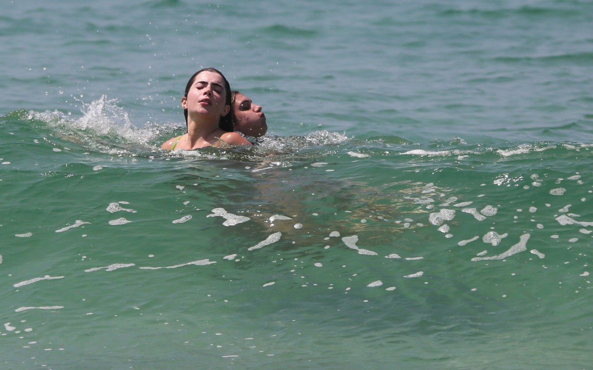 Jade Picon se refresca com amiga na praia