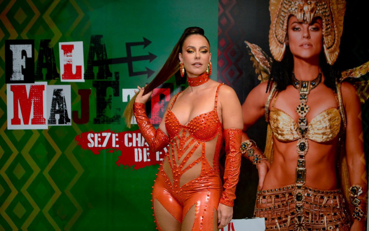 Paolla Oliveira participa do ensaio da Grande Rio na quadra da agremia&ccedil;&atilde;o, em Duque de Caxias, Baixada Fluminense, na noite desta ter&ccedil;a-feira