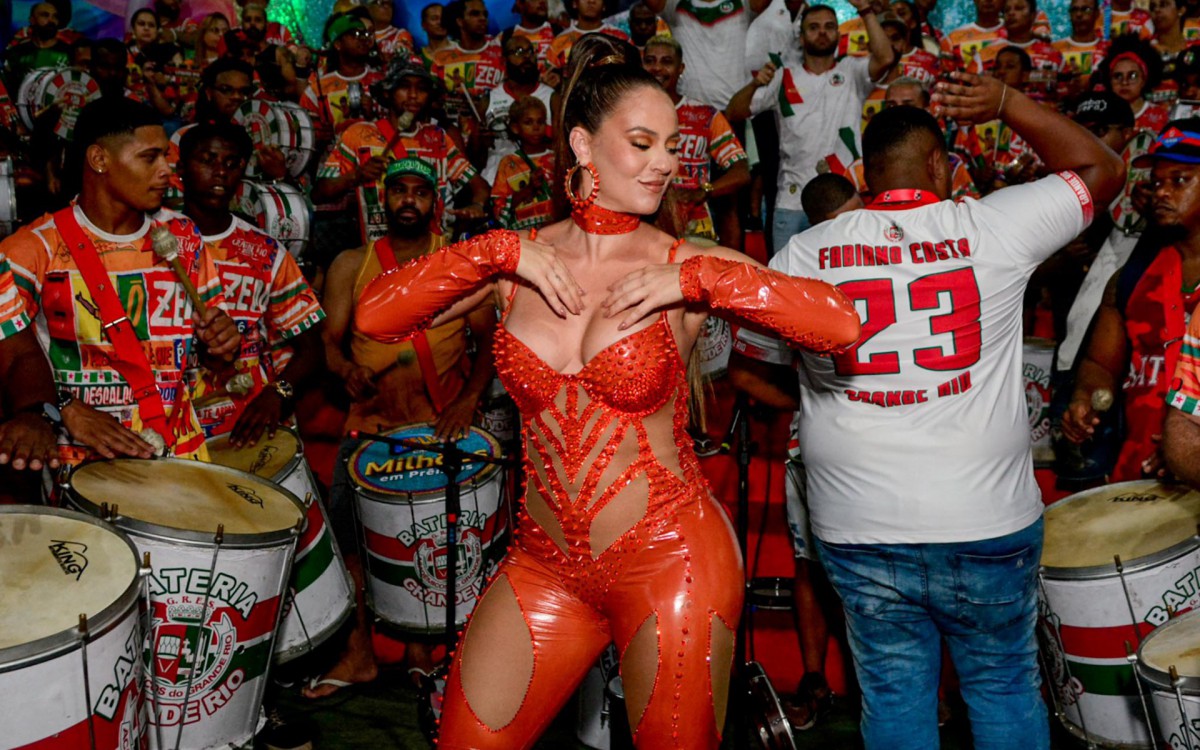 Paolla Oliveira participa do ensaio da Grande Rio na quadra da agremia&ccedil;&atilde;o, em Duque de Caxias, Baixada Fluminense, na noite desta ter&ccedil;a-feira