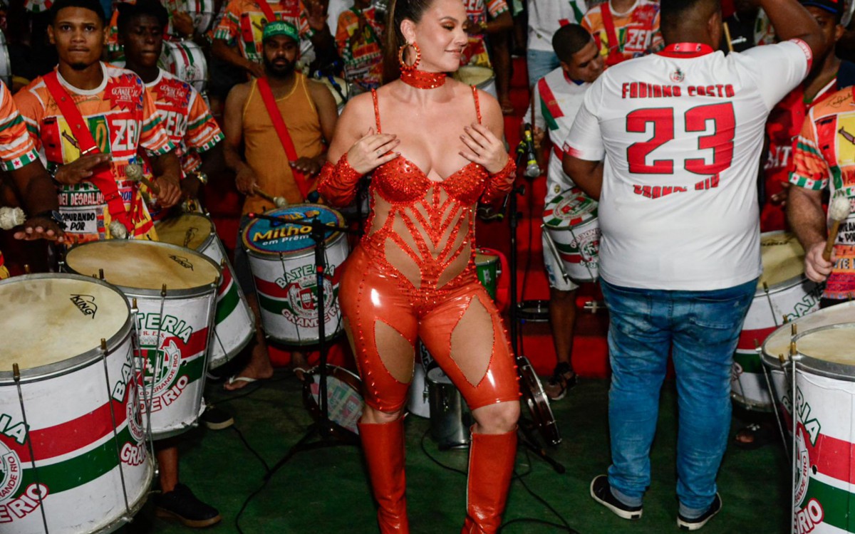 Paolla Oliveira participa do ensaio da Grande Rio na quadra da agremia&ccedil;&atilde;o, em Duque de Caxias, Baixada Fluminense, na noite desta ter&ccedil;a-feira