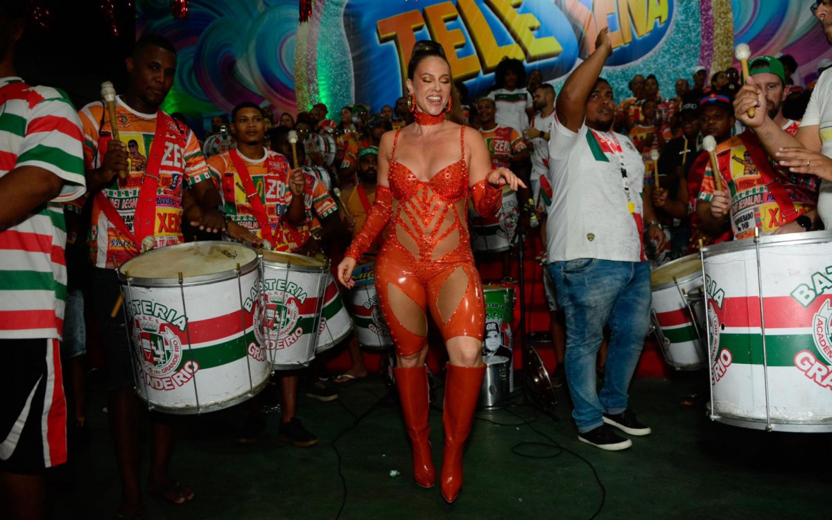 Paolla Oliveira participa do ensaio da Grande Rio na quadra da agremia&ccedil;&atilde;o, em Duque de Caxias, Baixada Fluminense, na noite desta ter&ccedil;a-feira