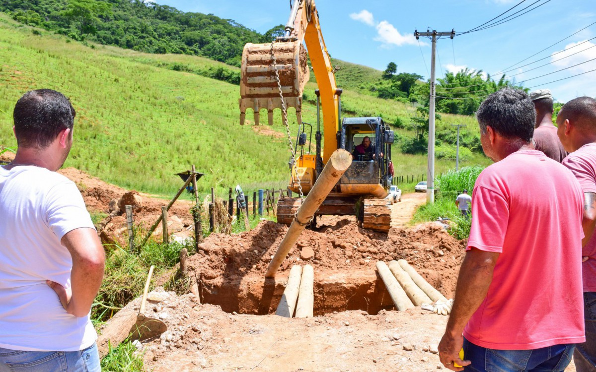 Equipes trabalham em diversos pontos do município - Divulgação