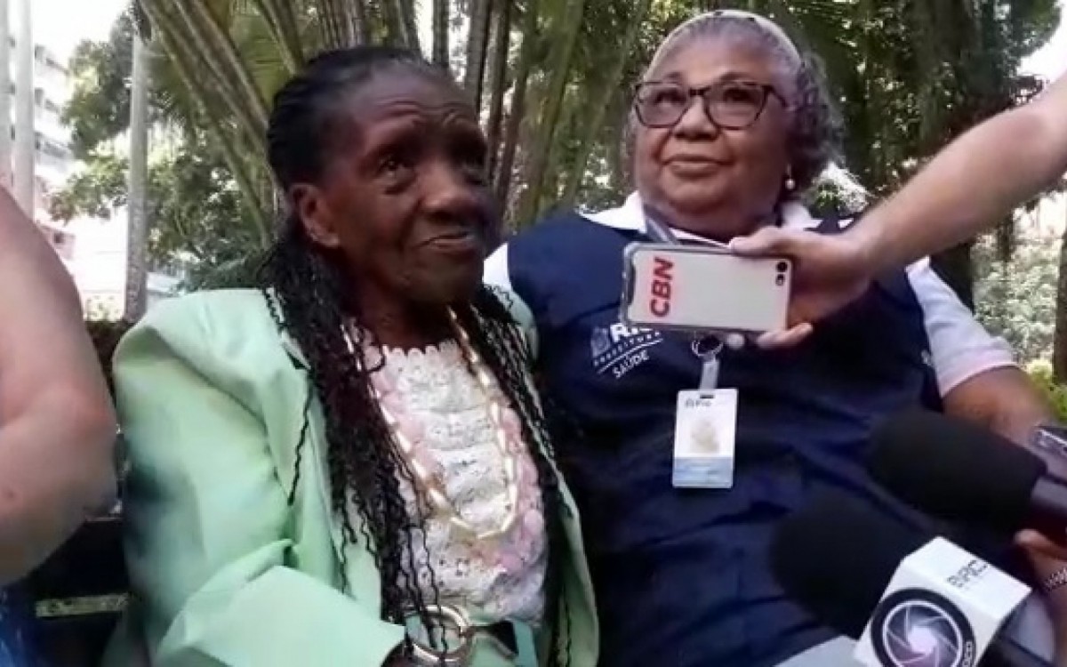 Dona Terezinha, primeira vacinada no Rio, e a enfermeira Adélia que aplicou a dose - Reprodução/Estefan Radovic / Agência O DIA