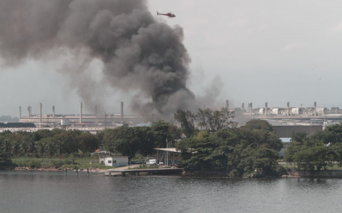 Uma grande nuvem de fuma&ccedil;a &eacute; vista de longe