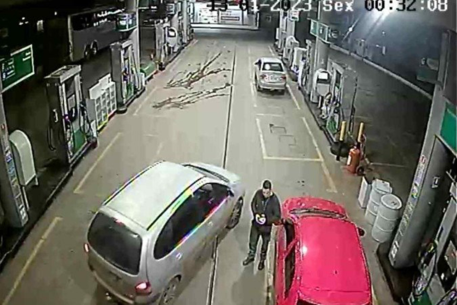 Um dos carros chegou a abastecer antes do crime - Reprodução