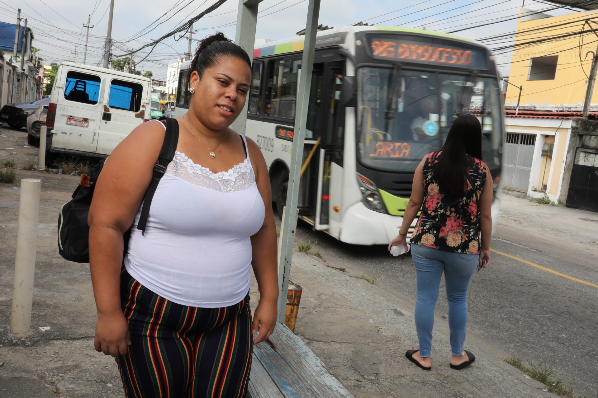 Thassiane mora em Sant&iacute;ssimo e pega dois &ocirc;nibus para o trabalho, na Barra da Tijuca, Zona Oeste do Rio - Pedro Ivo/ Ag&ecirc;ncia O Dia