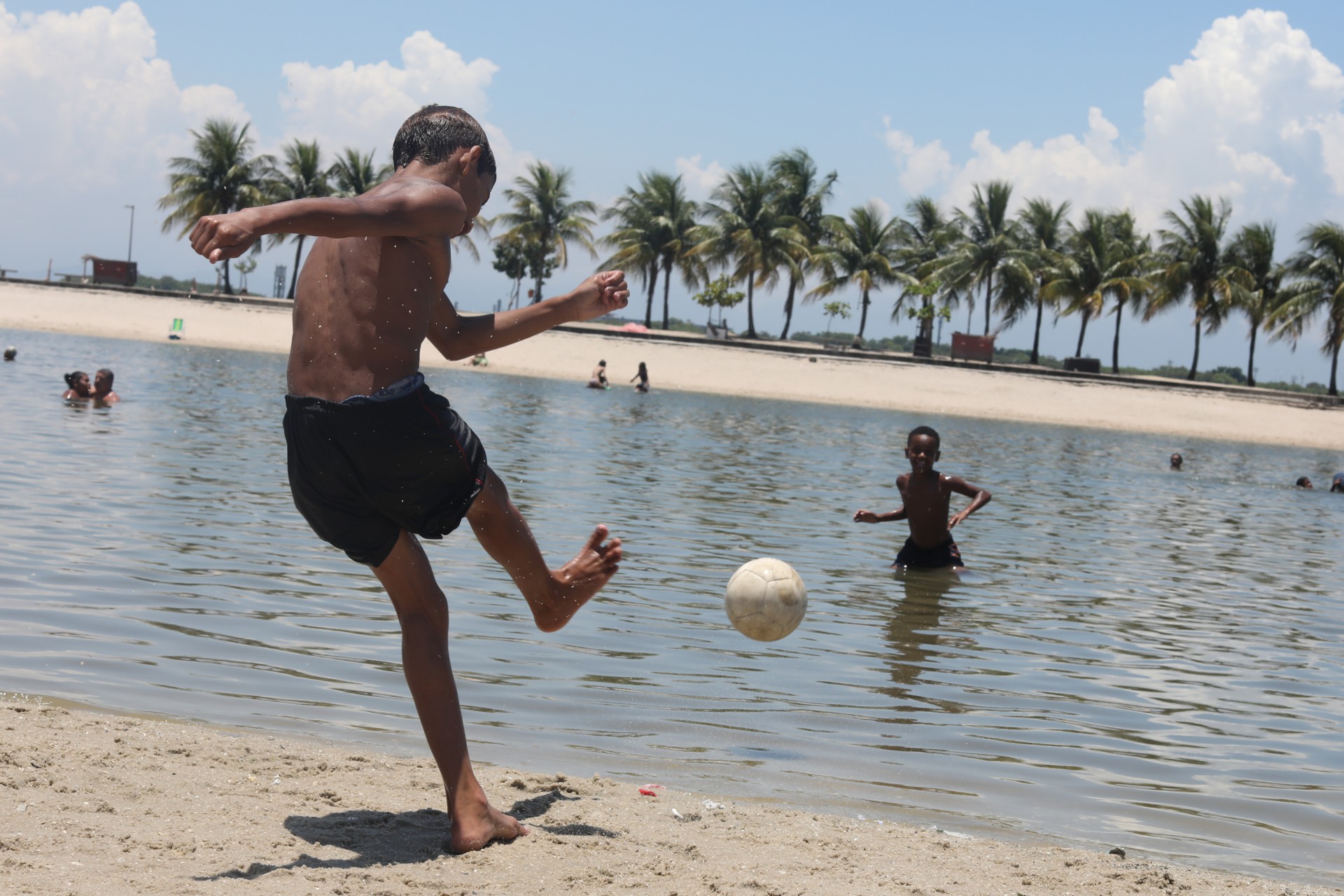 Crian&ccedil;as jogam bola no Piscin&atilde;o - Pedro Ivo / Ag&ecirc;ncia O Dia