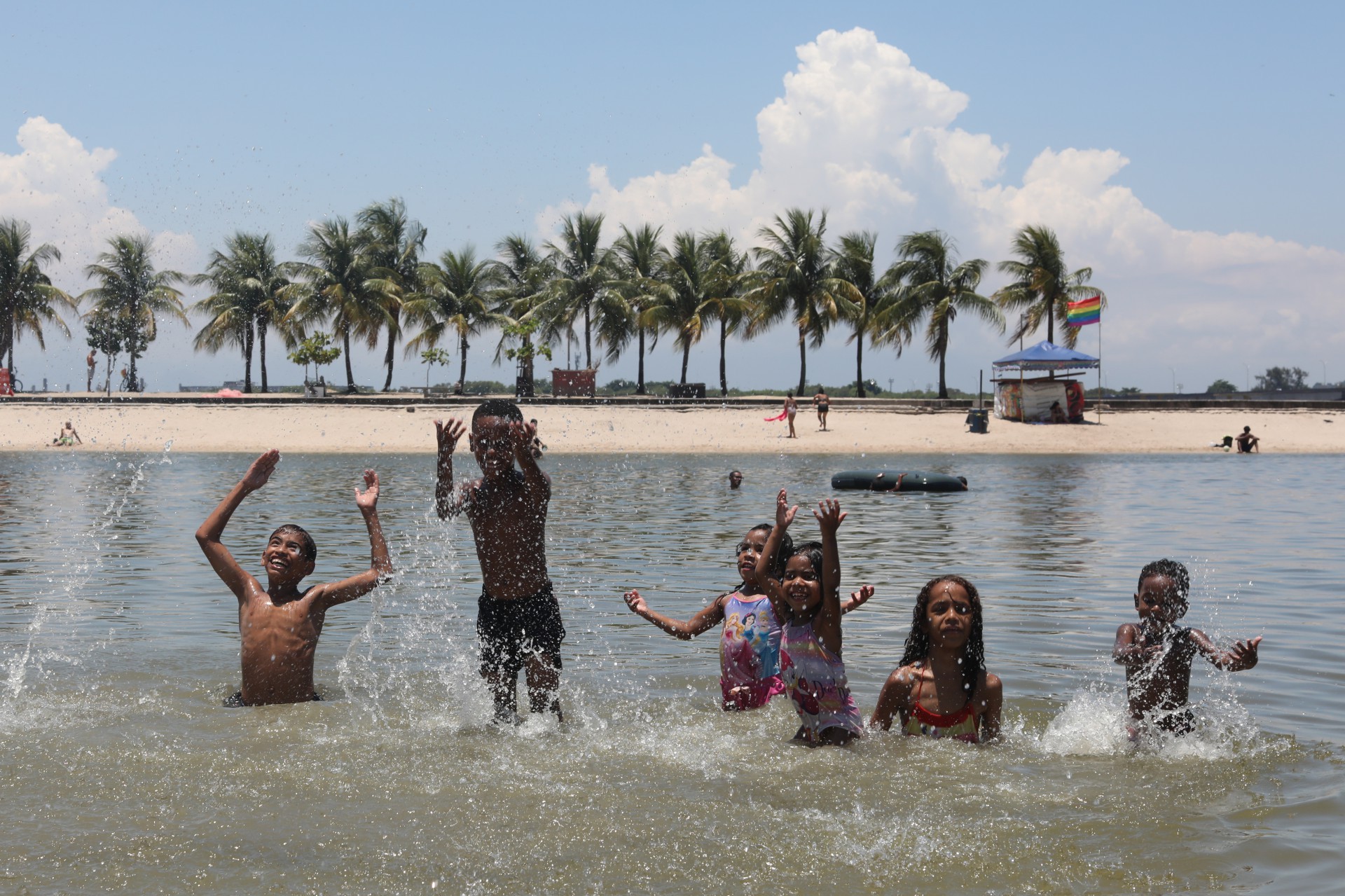 Crian&ccedil;as bricanm no Piscin&atilde;o de Ramos - Pedro Ivo / Ag&ecirc;ncia O Dia