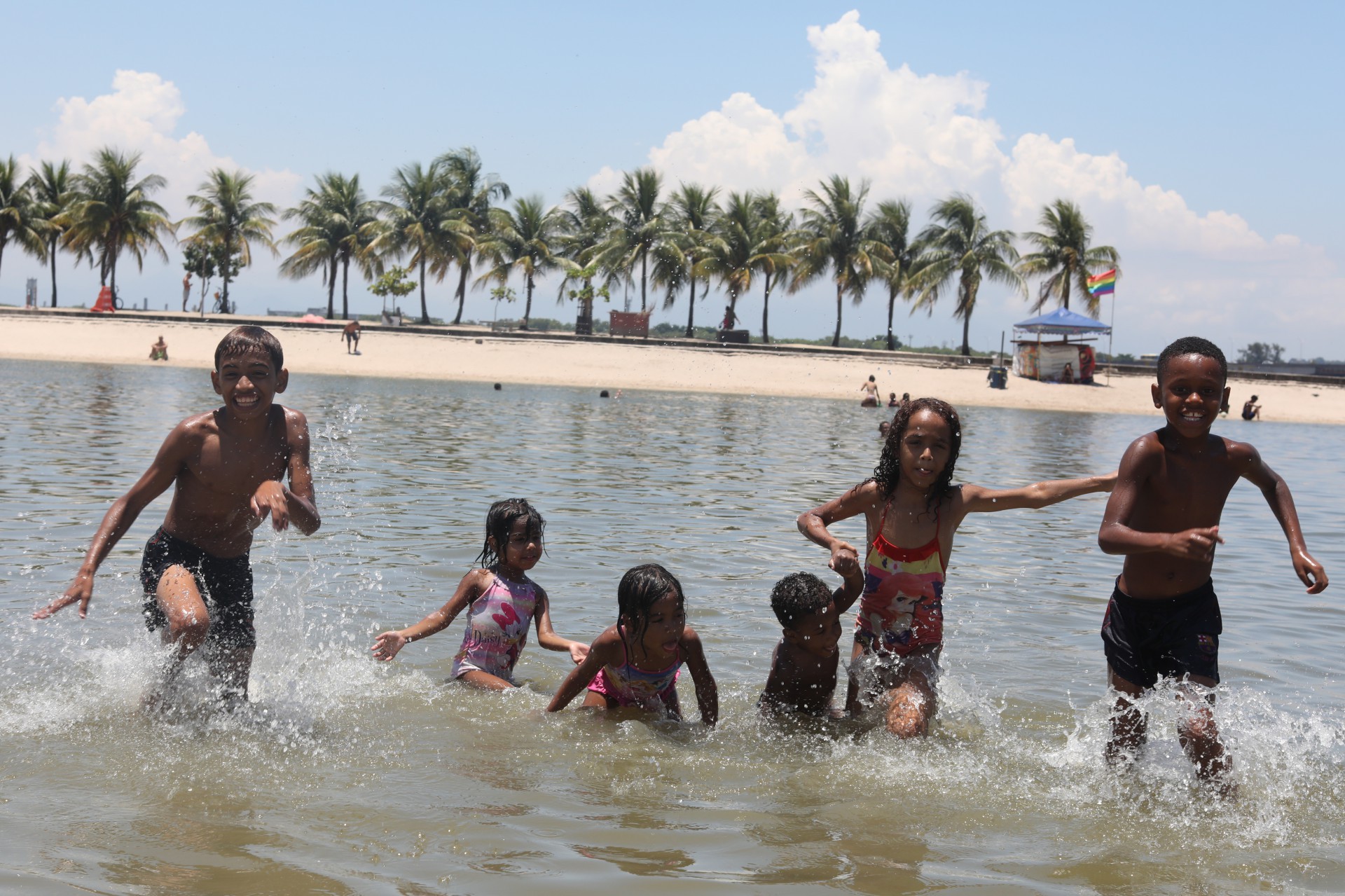 Crian&ccedil;as brincam no Piscin&atilde;o de Ramos - Pedro Ivo / Ag&ecirc;ncia O Dia