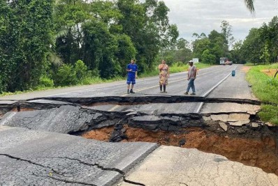 Temporal em Santa Catarina deixa mortos, desaparecidos e abre cratera na BR-470