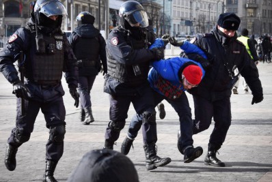 Rússia prende quatro pessoas perto de memorial para vítimas na Ucrânia, diz ONG