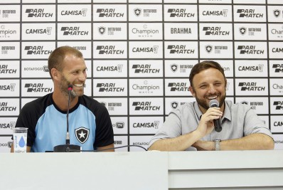 Mazzuco comemora renovação de Carli: 'O Botafogo nunca teve dúvidas de prolongar essa história linda'