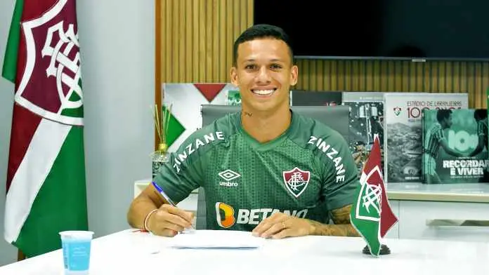 Fluminense anuncia renovação de contrato com Calegari
