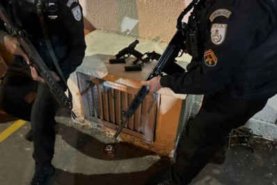 PM apreende armas e munições em esconderijo da milícia no Recreio dos Bandeirantes