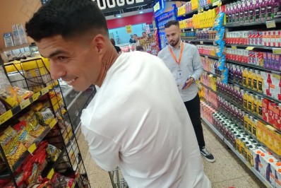 Após hat-trick, Suárez compra BMW e vai ao supermercado em Porto Alegre