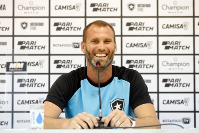 Possibilidade de Joel Carli assumir comando do Botafogo agradaria o elenco