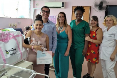 Prefeito entrega primeiro kit enxoval para recém-nascido na maternidade de Nova Friburgo