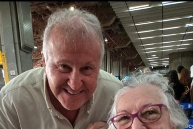 Zico ajuda idosa cadeirante que precisava de atendimento mas não encontrava funcionários no aeroporto