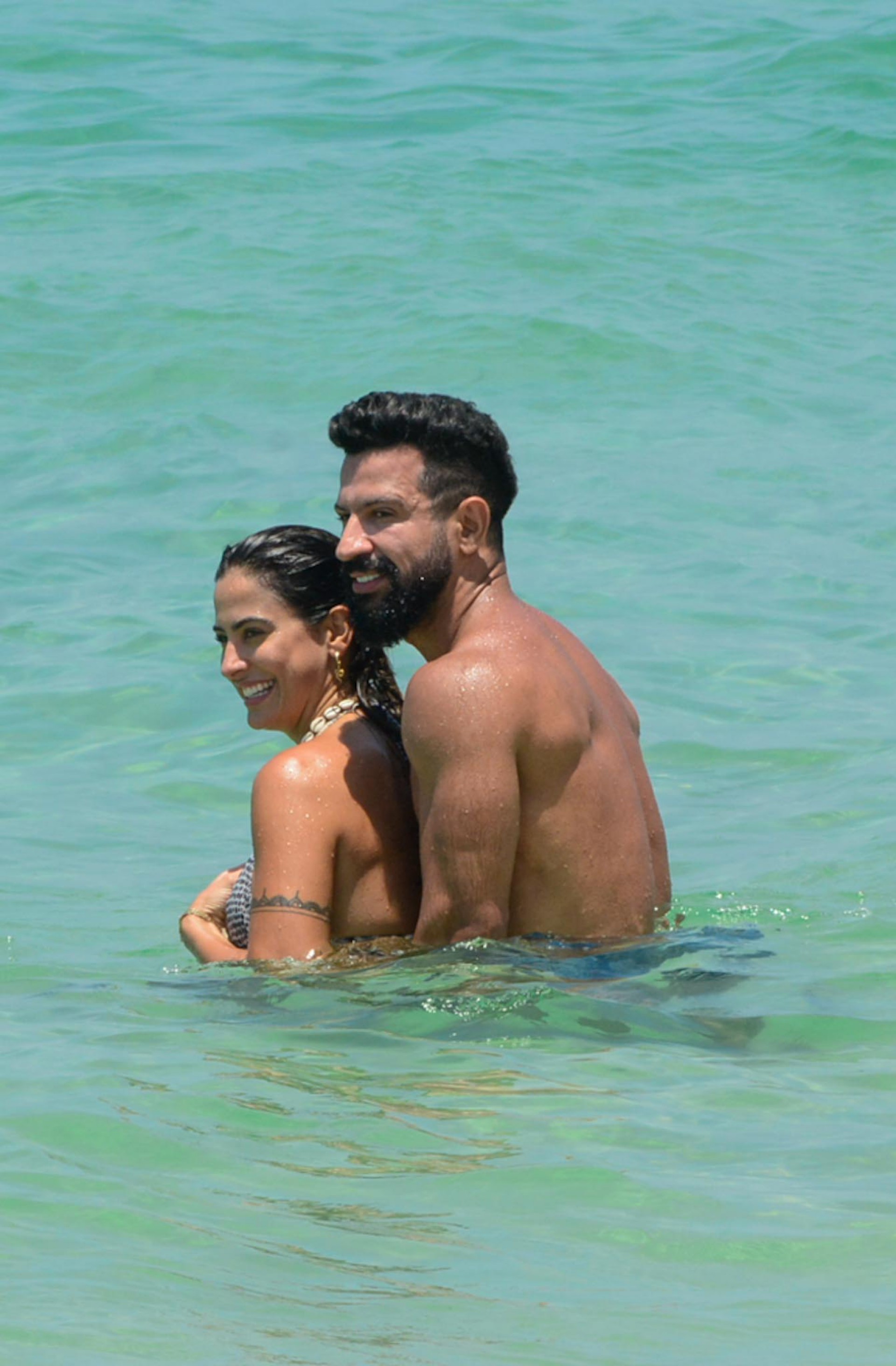 Dennis DJ curte praia ao lado de nova namorada - Webert Belicio / AgNews  