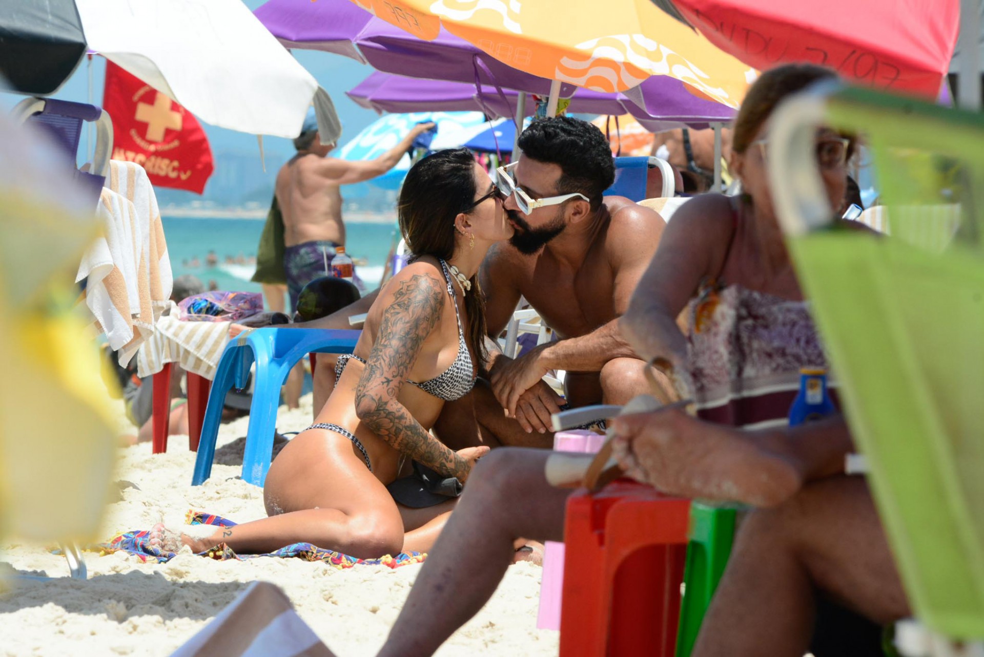 Dennis DJ curte praia ao lado de nova namorada - Webert Belicio / AgNews  