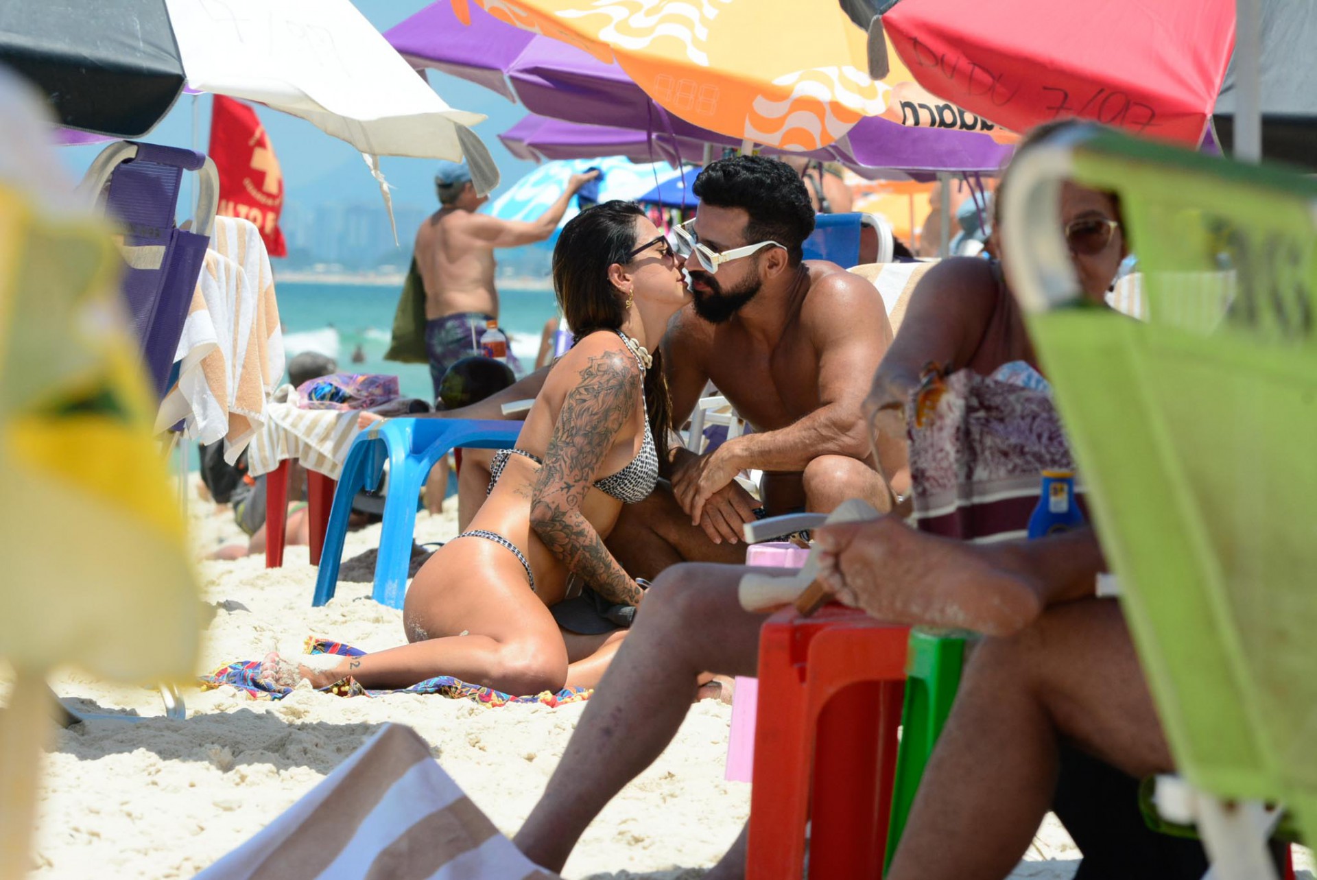 Dennis DJ curte praia ao lado de nova namorada - Webert Belicio / AgNews  