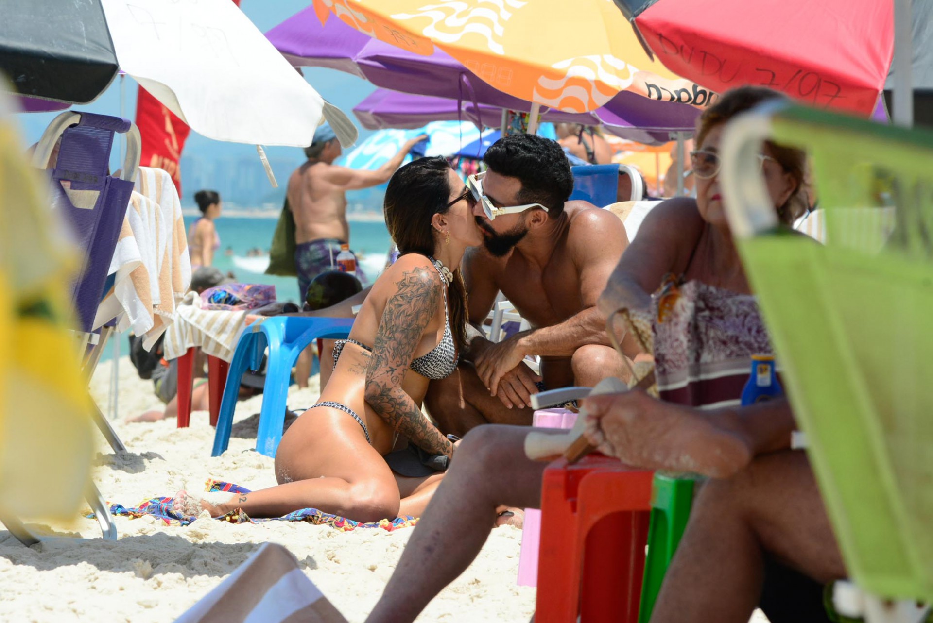 Dennis DJ curte praia ao lado de nova namorada - Webert Belicio / AgNews  