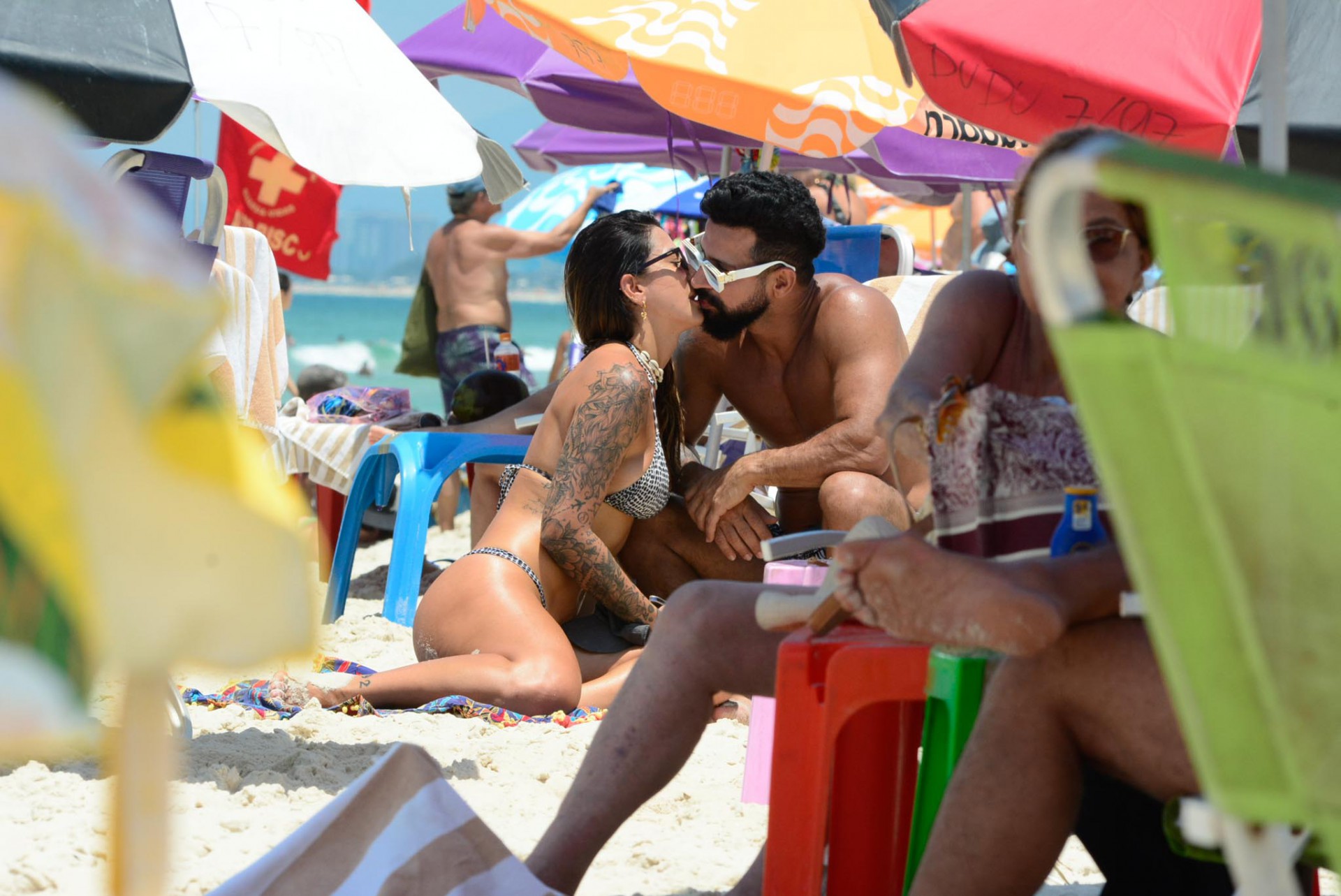 Dennis DJ curte praia ao lado de nova namorada - Webert Belicio / AgNews  