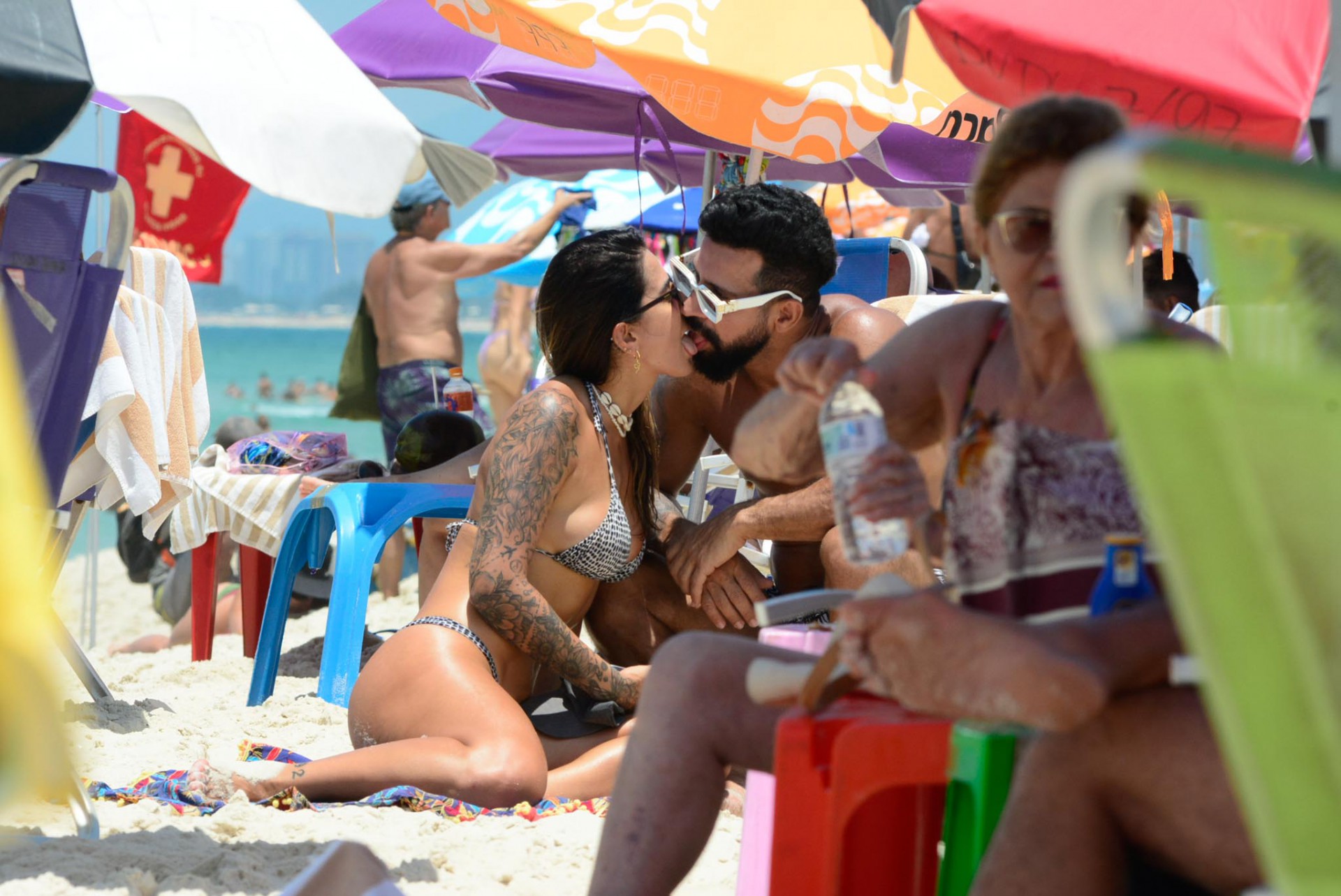 Dennis DJ curte praia ao lado de nova namorada - Webert Belicio / AgNews  