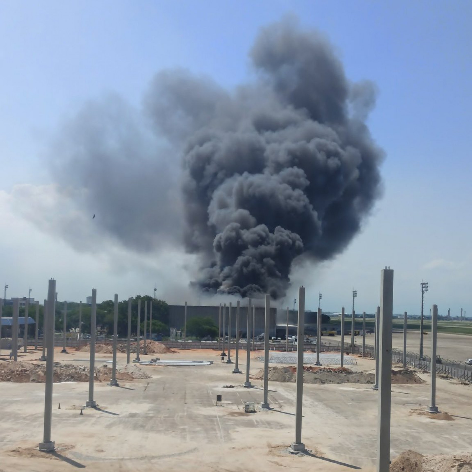 Uma grande nuvem de fuma&ccedil;a &eacute; vista de longe