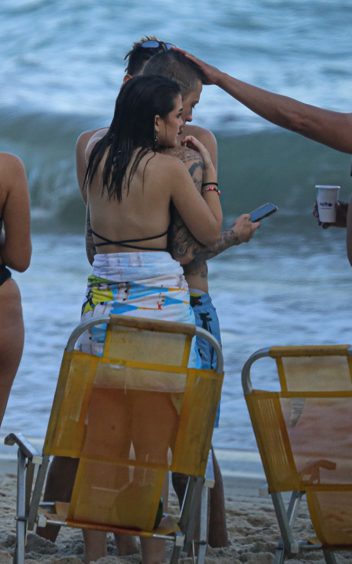 Mel Maia e o namorado, MC Daniel, na Prainha, Zona Oeste do Rio, nesta quarta-feira