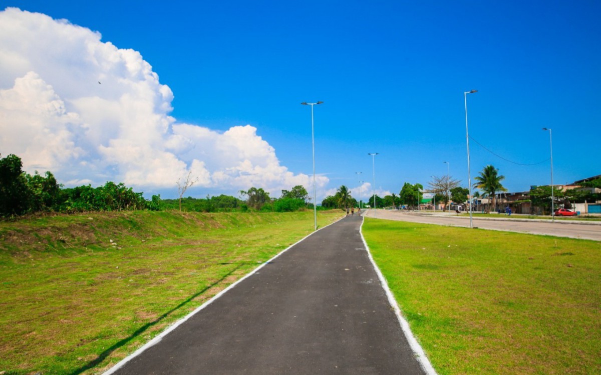 Obra em via nas margens da Avenida Teixeira Mendes, em Caxias