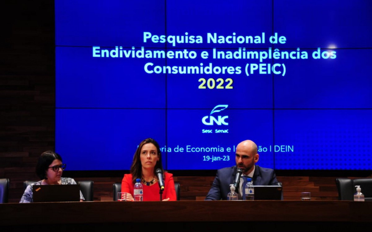Colectiva na CNC sobre endividamento e inadimplência do consumidor com os palestrantes, Izis Ferreira, economista (blusa vermelha) e Guilherme Mercês, director de economia e inovação.