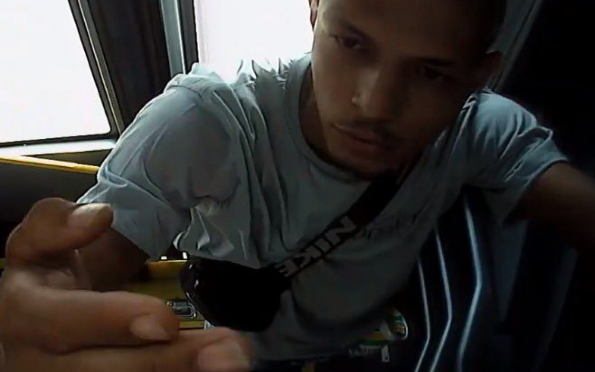 Durante ato de vandalismo, homem foi repreendido por passageiros