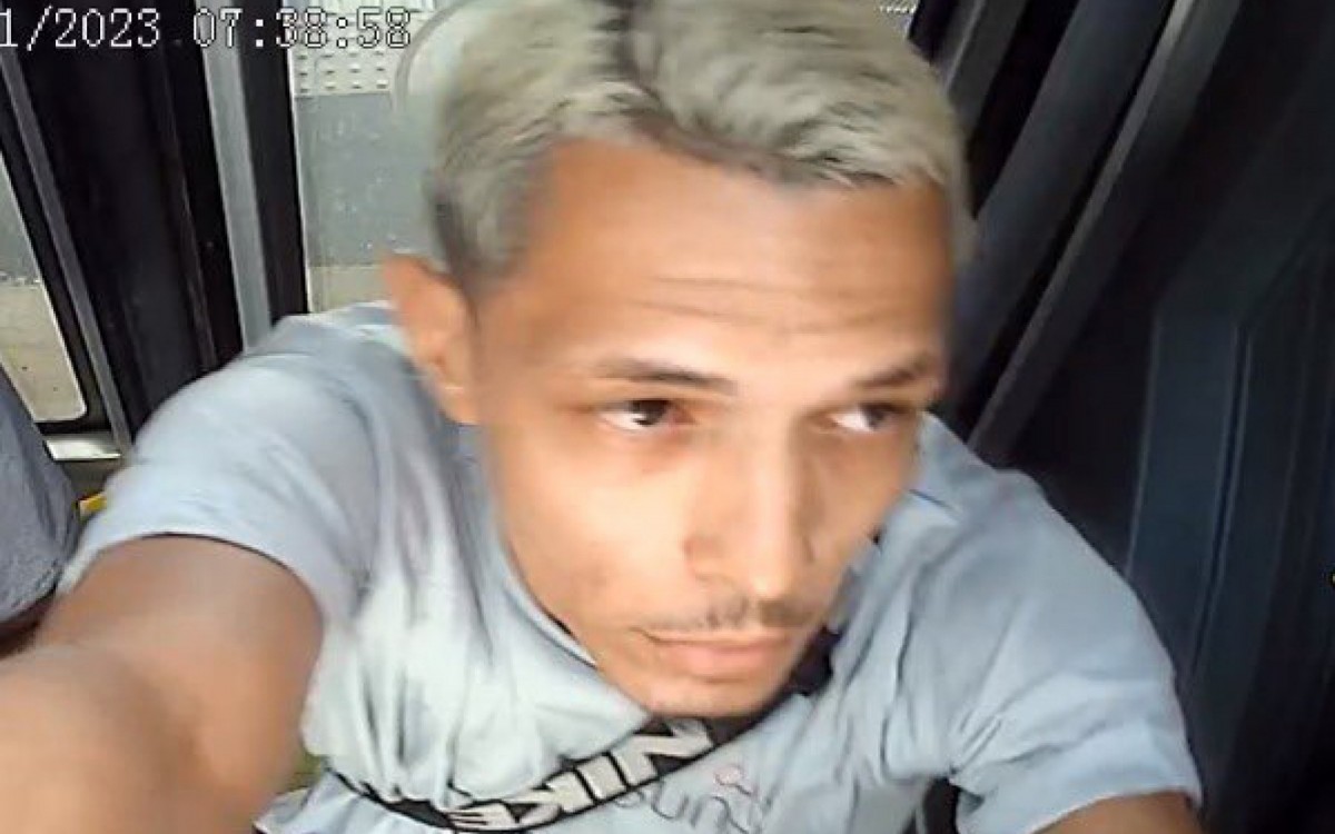 Homem foi flagrado xingando motorista e depredando &ocirc;nibus do BRT