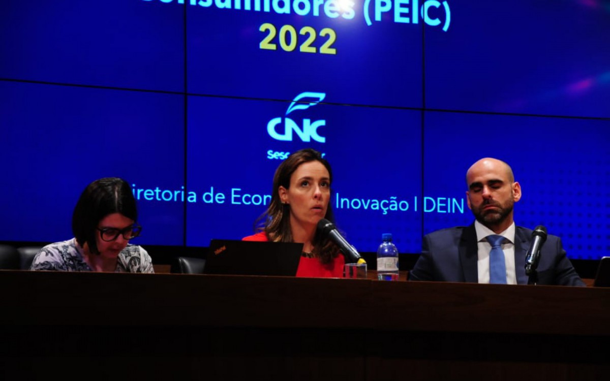 Colectiva na CNC sobre endividamento e inadimplência do consumidor com os palestrantes,Isis Ferreira, economista (blusa vermelha) e Guilherme Ferreira, director de economia e inovação.