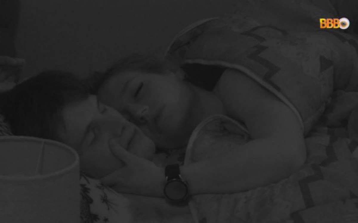 Depois de resistir, Bruna Griphao dormiu agarradinha com Gabriel
