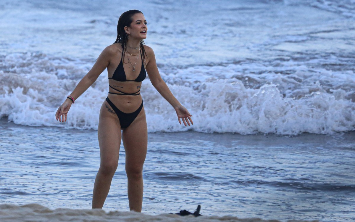 Mel Maia curte tarde de verão na Prainha, Zona Oeste do Rio, nesta quarta-feira - Victor Chapetta / Ag. News