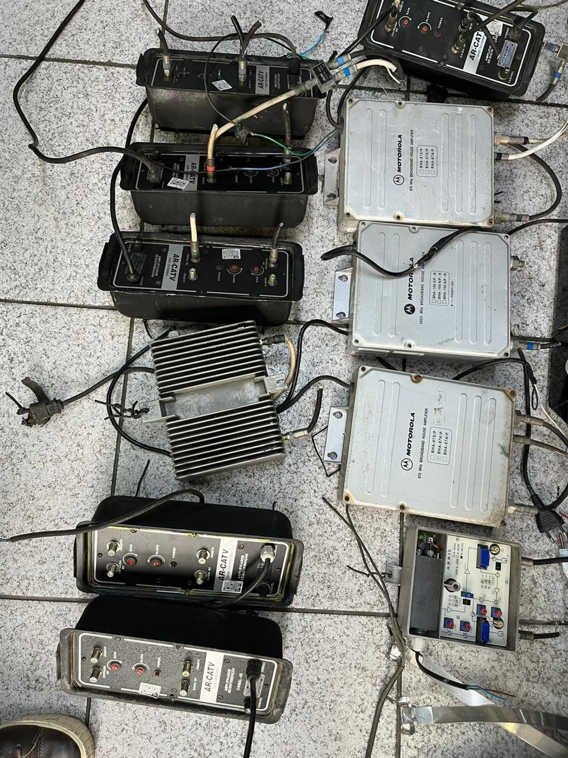 Durante a a&ccedil;&atilde;o foram apreendidos 23 repetidores de sinal de internet e 11 repetidores de sinal de TV a cabo