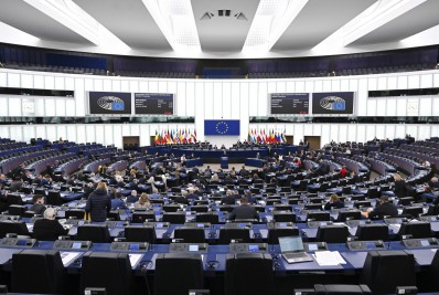 Parlamento Europeu condena ataques golpistas no Brasil e cobra posição de Bolsonaro