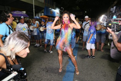 Sabrina Sato esbanja simpatia e mostra que tem samba no pé em ensaio da Vila Isabel