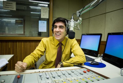 Marcelo Adnet vive um pastor na comédia 'Nas ondas da fé': 'O longa questiona a corrupção dos homens'